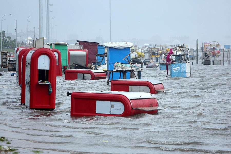 Even as CoP27 progresses into its second week, Tamil Nadu's Capital City, Chennai, is flooded by heavy rainfall in escalating climate events, even as it was in 2021.
Image: P. Ravikumar / Reuters