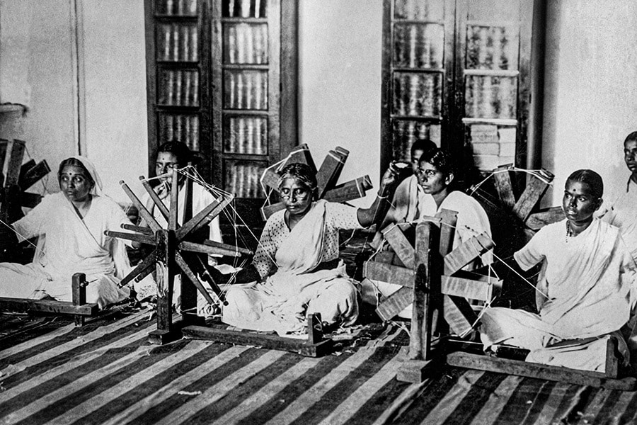 Women spread the message of using khadi (homespun cloth), using charkhas and boycotting British-made textiles during the non-cooperation movement. Image: Gamma-Keystone/Getty Images