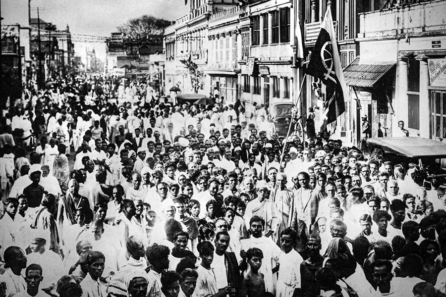 Demonstrators wave one of the first Indian flags adopted in 1921 with a spinning wheel, a symbol of India’s economic regeneration. Image: Gamma-Keystone/Getty Images