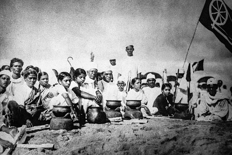 Satyagrahis make salt by the sea in Madras, defying the government. Image: Gamma-Keystone/Getty Images