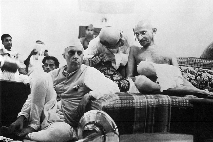 Gandhi confers with his secretary Mahadev Desai during the AICC meet to launch the historic Quit India movement of 1942. Image: Bettmann