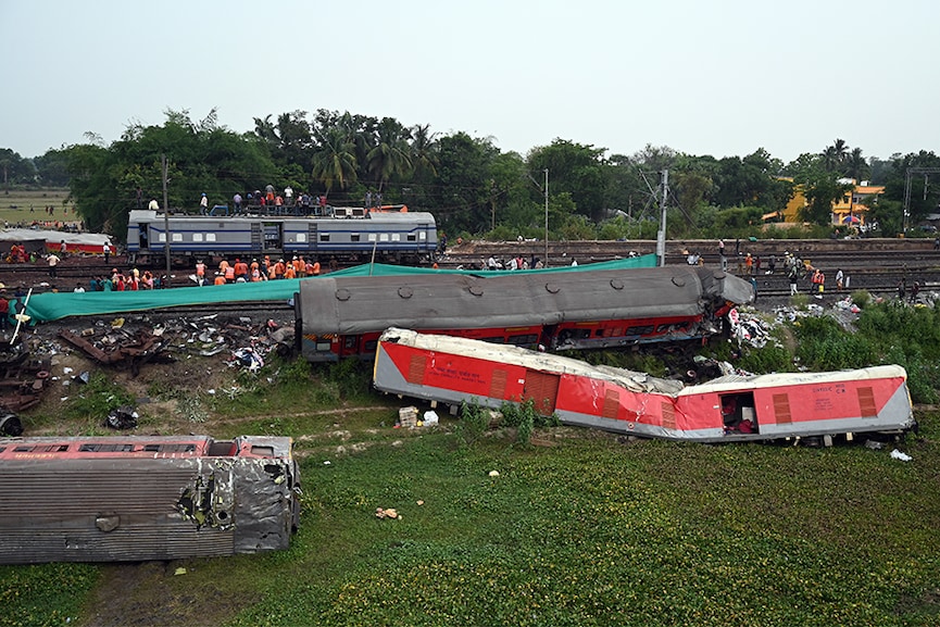 Railway workers help restore services at the accident site of a three-train collision near Balasore, about 200 km from Bhubaneswar, Odisha, on June 4, 2023. Image: Punit PARANJPE / AFP