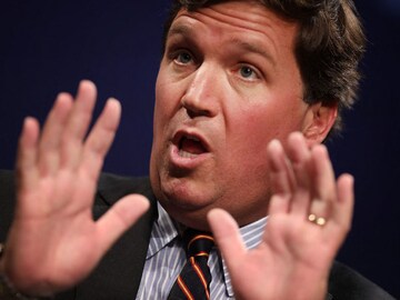 Tucker Carlson proposes theory linking Bitcoin's upsurge with airline delays in U.S