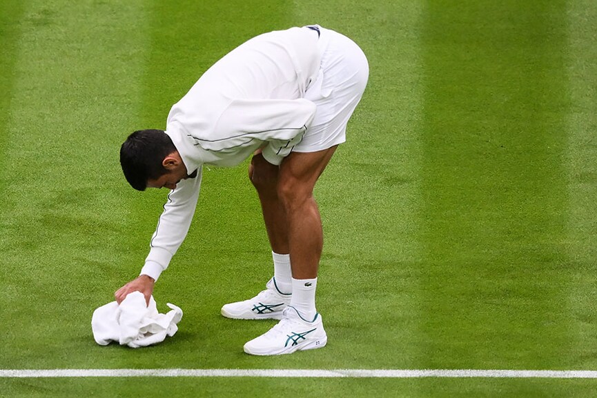 Photo of the day: Novak Djokovic 'wipes the court'