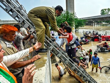 Photo of the day: Helping hands