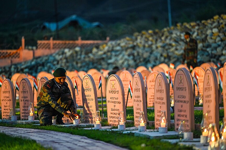 Photo of the day: Kargil Vijay Diwas: Respecting the fallen