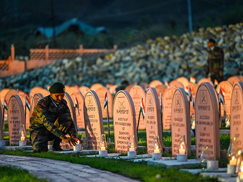 Photo of the day: Kargil Vijay Diwas: Respecting the fallen