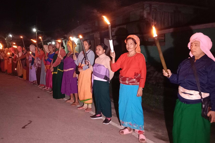 Women form human chain protest demanding peace n India's north-eastern Manipur state on June 17, 2023; Image: Anuwar Hazarika/NurPhoto via Getty Images