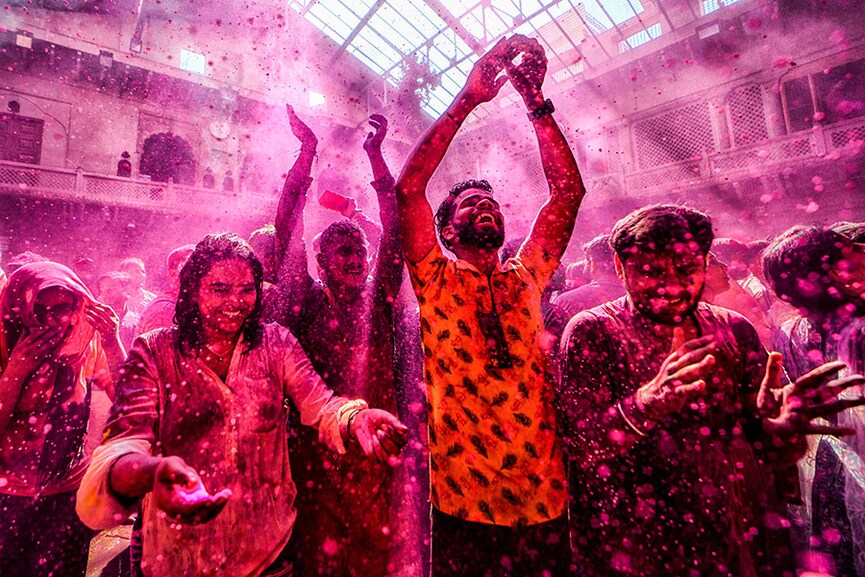 Photo of the day: Holi at Radha Ballav temple