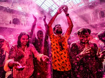 Photo of the day: Holi at Radha Ballav temple