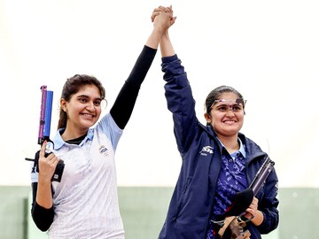 Palak Gulia's golden aim, thorns at the Paris Fashion Week, a self-erasing burqa: Eye-catching photos of this week