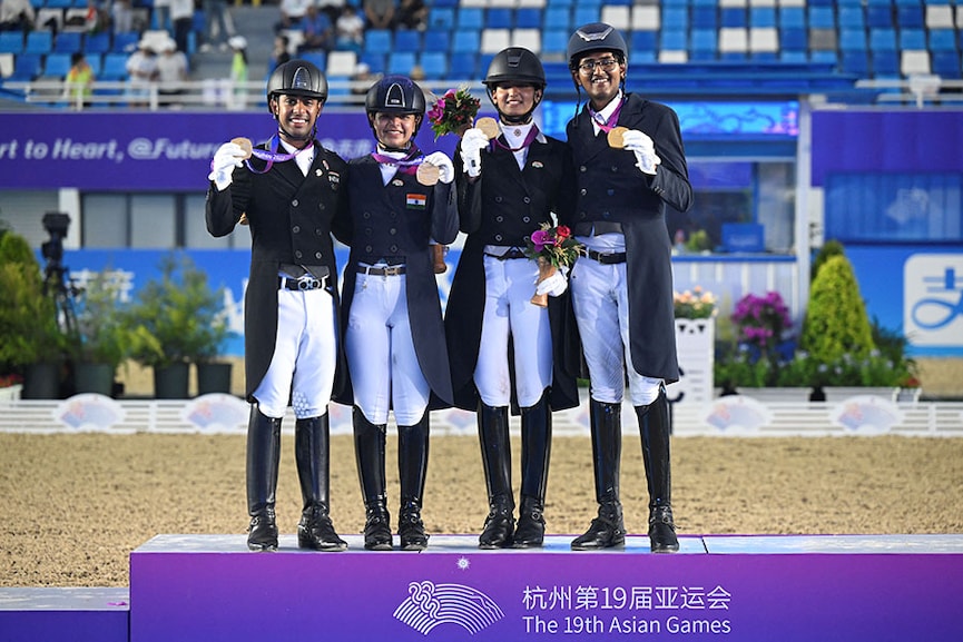 Photo of the day: Gold for equestrian dressage team