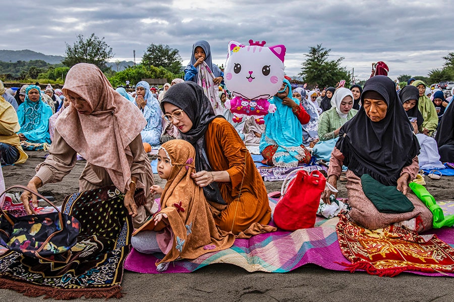 Photo of the day: Eid Al-Fitr on the 'sea of sands'