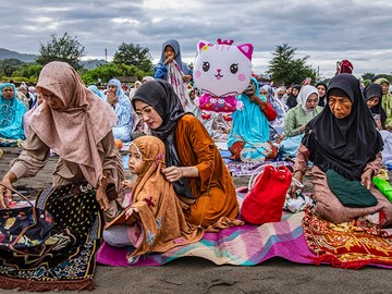 Photo of the day: Eid Al-Fitr on the 'sea of sands'