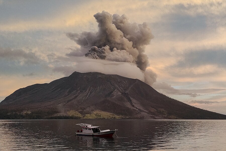 Photo of the Day: Raining molten rocks