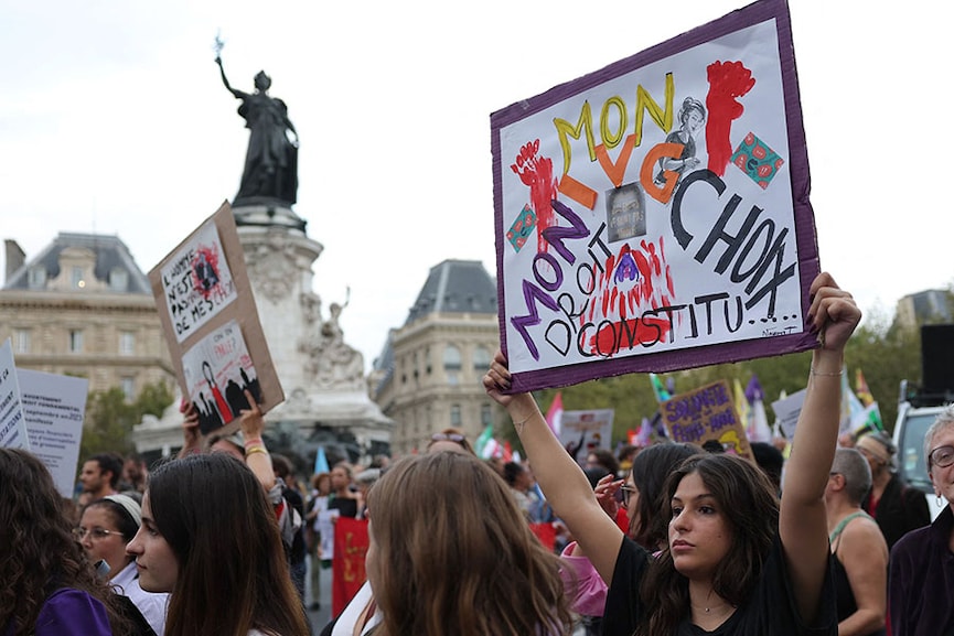 France set to make abortion constitutional right