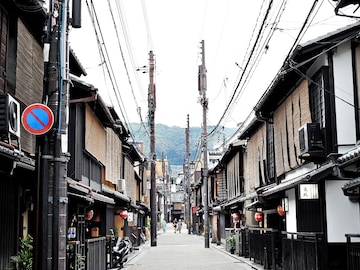 Tourists banned from private alleys in Kyoto's Geisha district