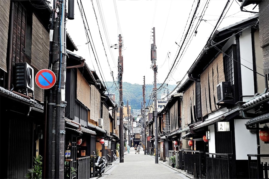 Tourists banned from private alleys in Kyoto's Geisha district