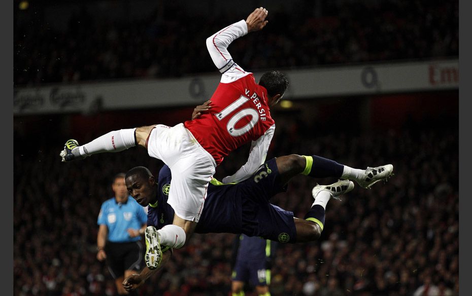 Arsenal's Robin van Persie (L) challenges Wigan Athletic's Maynor  Figueroa during the Engli