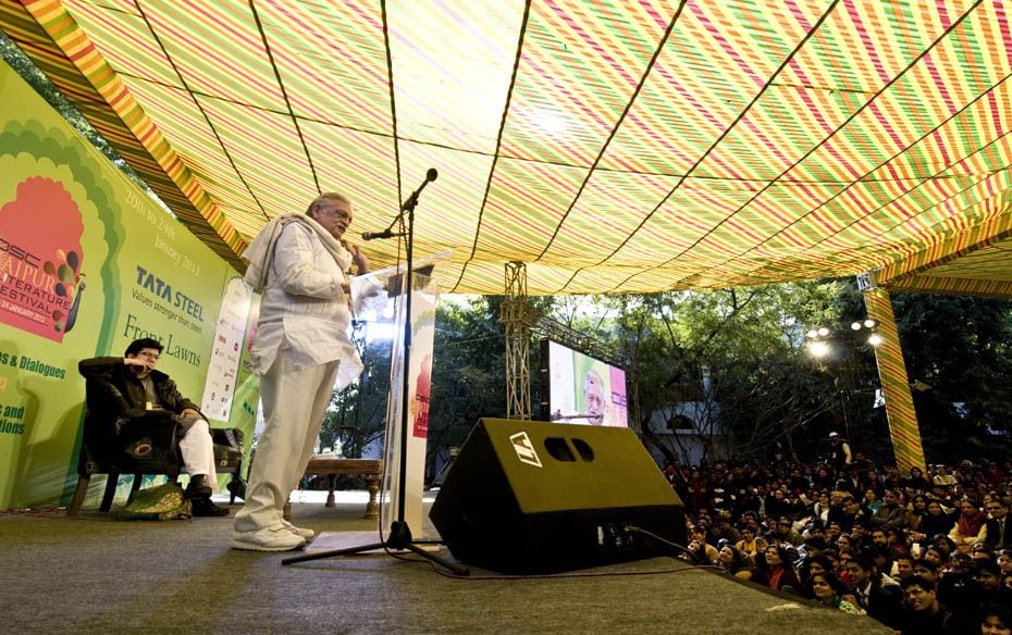 Gulzar recites poems for his fans while Prasoon Joshi waits for his turn                        