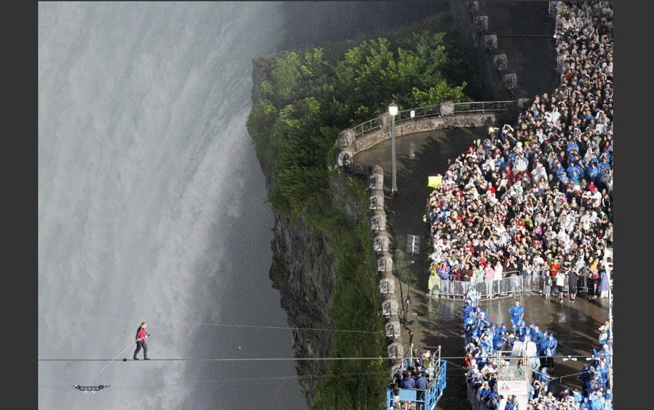 Tightrope walker Nik Wallenda walks the high wire from the US side to the Canadian side over the Hor