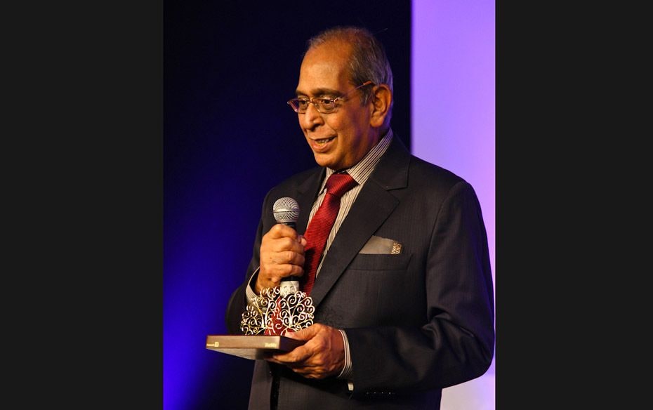 Narayanan Vaghul, former chairman of ICICI Bank, with the award for corporate catalyst. The rest of 