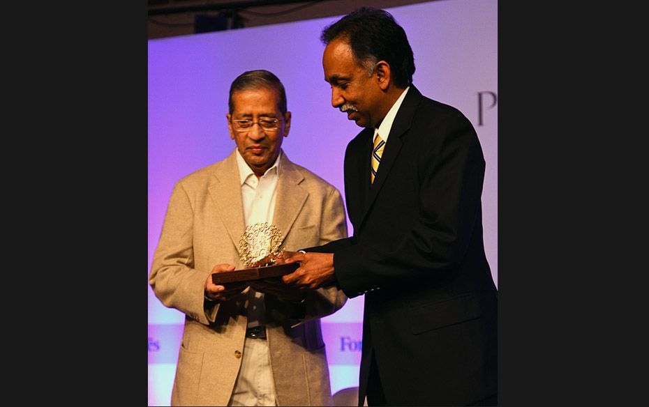 SD Shibulal, Infosys CEO, presenting the Good Company Award to Bhawarlal Jain, founder and chairman,