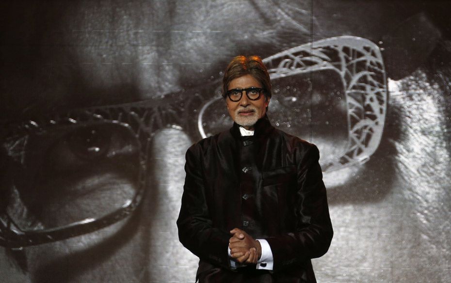 4) Amitabh BachchanIn 2012, Amitabh Bachchan received the Apsara Awards [Guild honour For excellence