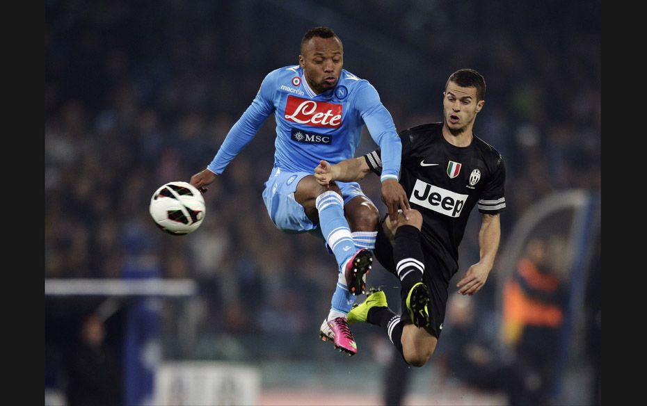 Napoli's Camilo Zuniga (L) and Juventus' Sebastian Giovinco fight for the ball during their 