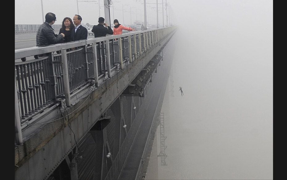 On February 27, a youngster jumped from Yangtze River Bridge in Wuhan, central China's Hubei pro