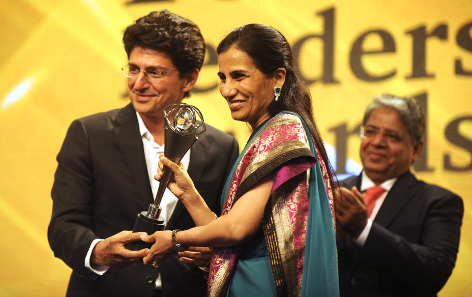 Chanda Kocchar, our Best CEO- Private sector receives her trophy from Boman Irani, MD of Rustomjee  