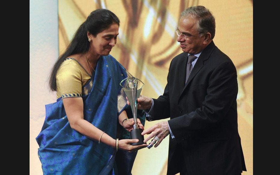 Chitra Ramkrishna, NSE, our Woman Leader for the year, receiving the award from ISB dean Ajit Rangne