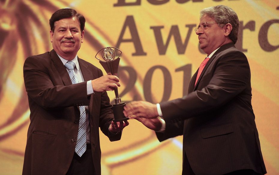 Rakesh Tandon, IRCTC, our Best CEO- Public sector, receiving the award from Akhil Gupta, Blackstone 