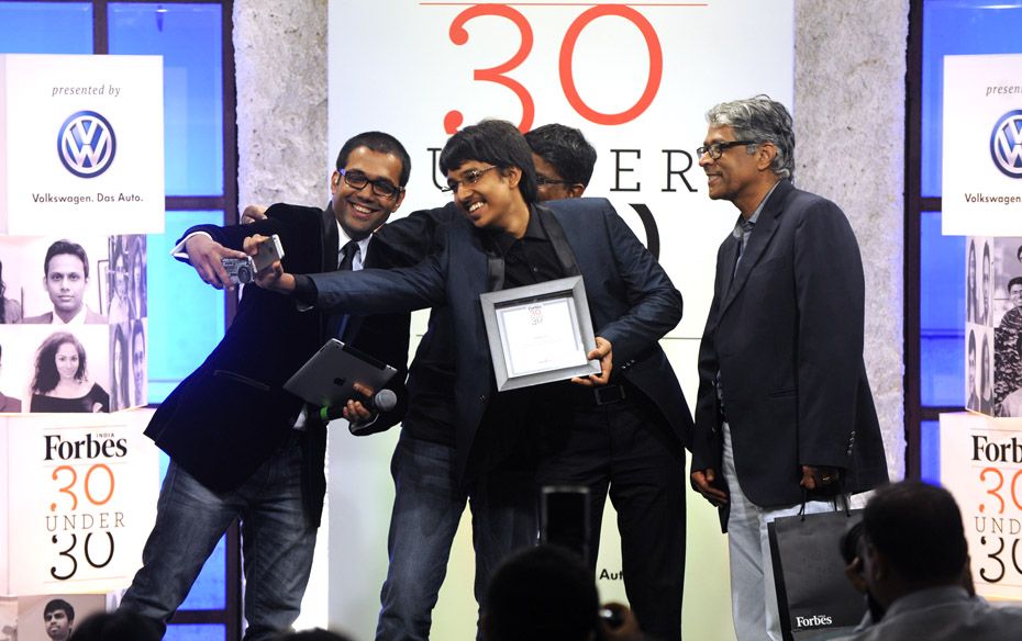 Actor Kishan SS takes a selfie on stage with host Ankit Vengurlekar, who posted it on his twitter ha