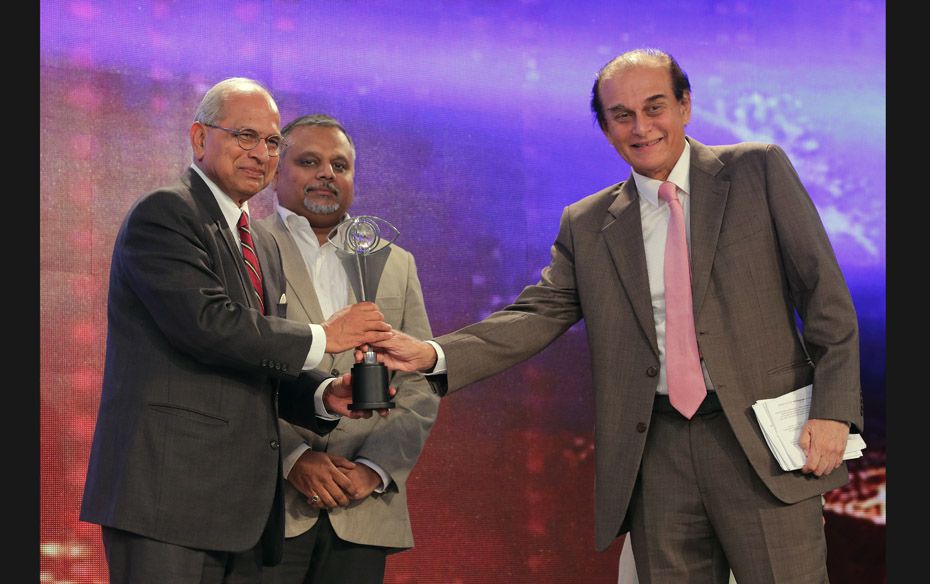 Arun Duggal (left), chairman of Shriram Transport Finance, receives the 'Conscious Capitalist