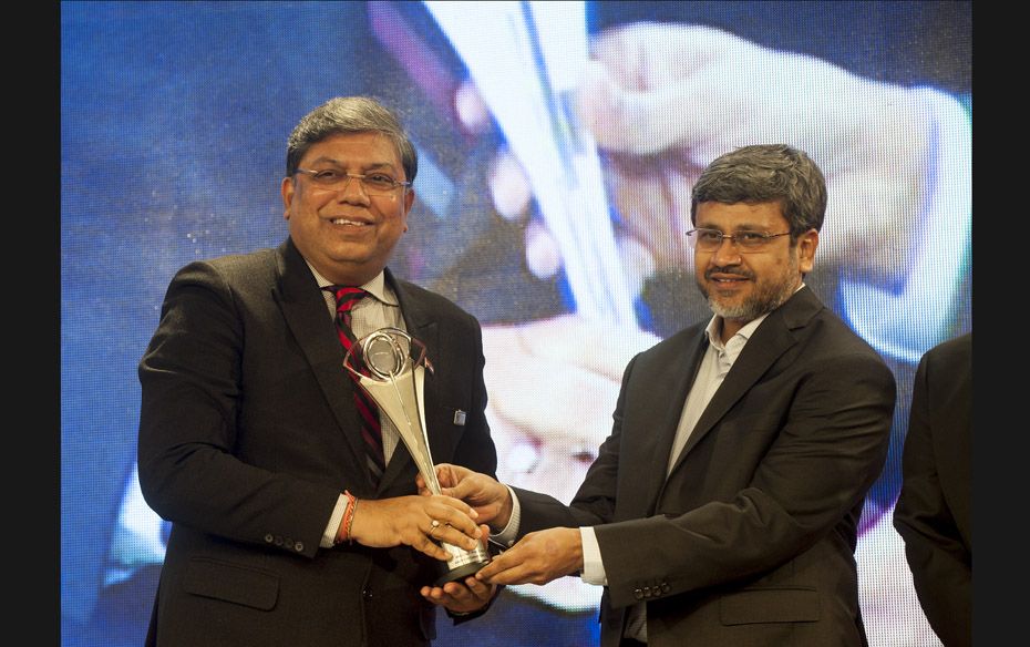 Arup Roy Choudhury, CMD of NTPC, receives the Best CEO – Public Sector award from Kiran Kothek