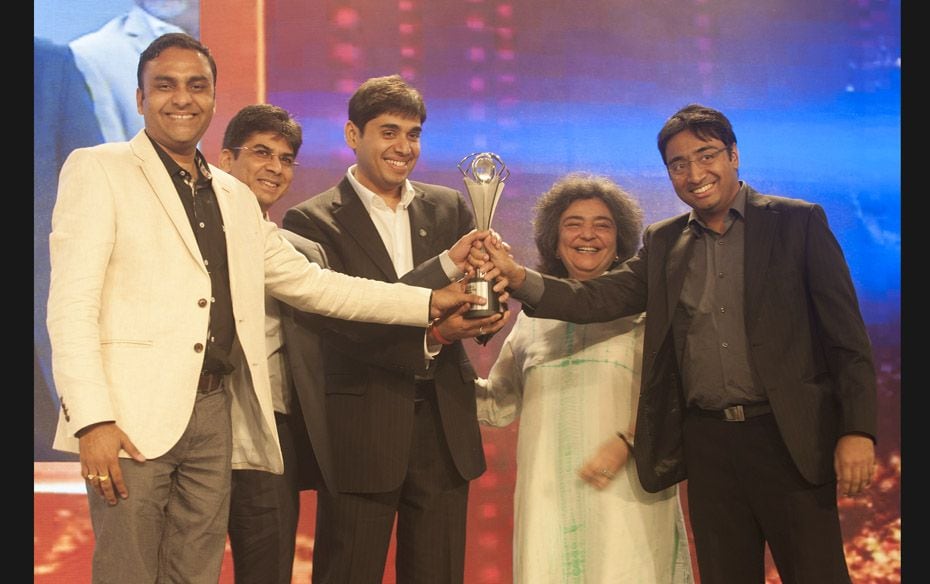 InMobi founder and CEO Naveen Tewari (centre) receives the Outstanding Startup award from Zia Mody. 