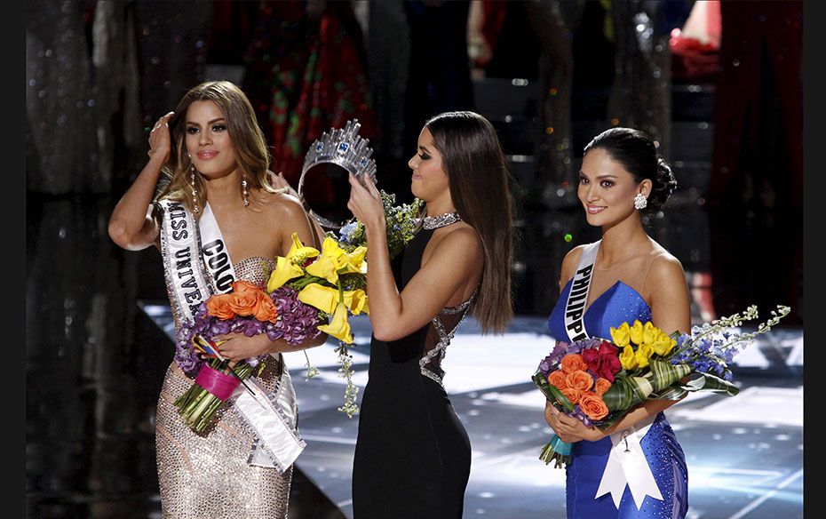 Miss Colombia Ariadna Gutiérrez (L) stands by as Miss Universe 2014 Paulina Vegas transfers t