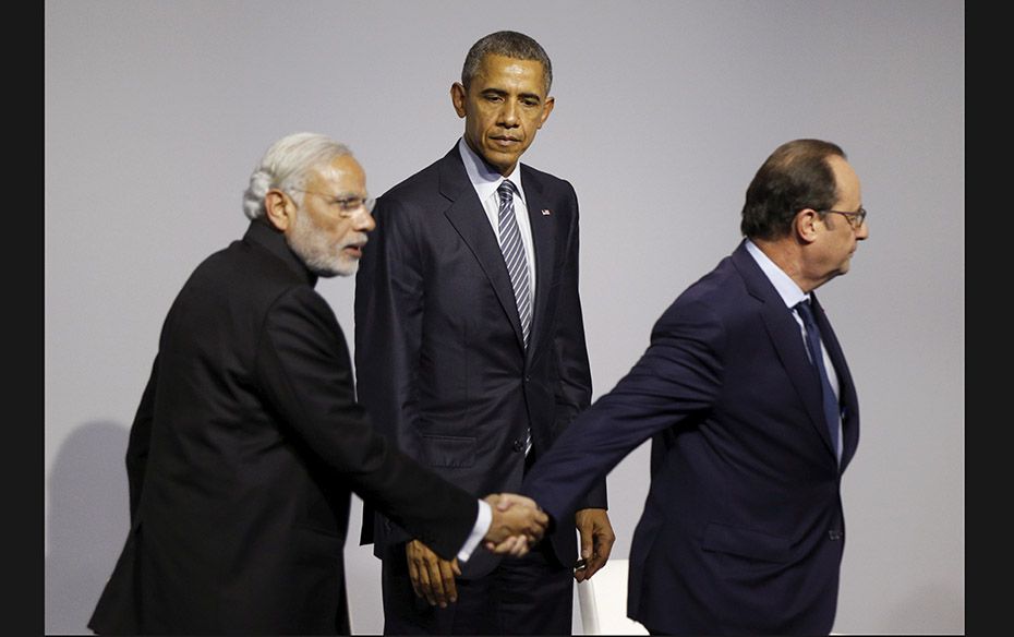 US President Barack Obama looks on as Indian Prime Minister Narendra Modi and French President Franc