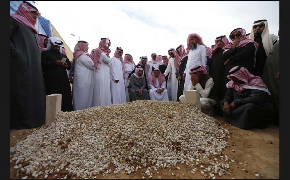 Mourners gather around the grave of Saudi King Abdullah in Riyadh on January 23, 2015. King Abdullah