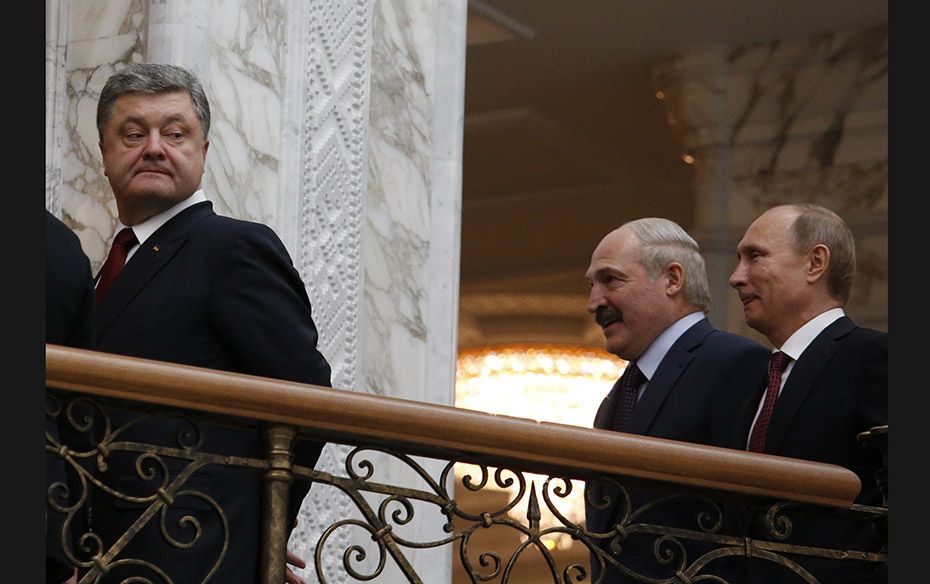 Ukraininan President Petro Poroshenko (L) looks back, followed by Belarussian President Alexander Lu