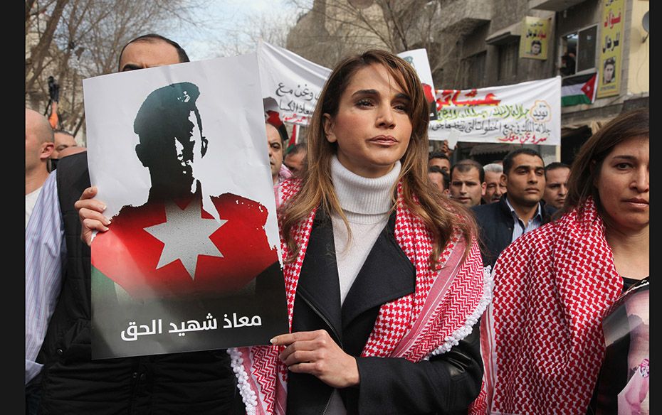 Jordan's Queen Rania holds a picture of recently executed Jordanian pilot Muath al-Kasasbeh, wit