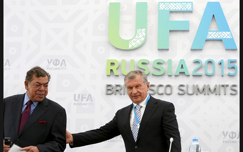 Rosneft CEO Igor Sechin (right) and chairman of Essar Global Directors' Board Shashi Ruia in Ufa