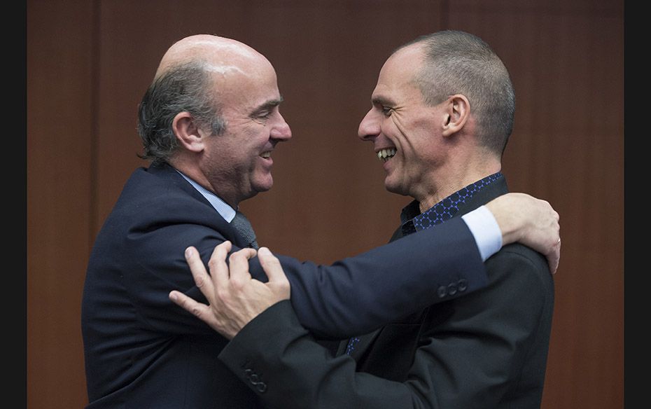 Spanish Economy Minister Luis de Guindos (left) greets Greek Finance Minister Yanis Varoufakis at a 