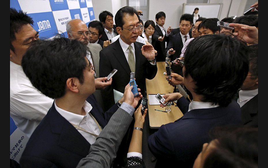 Honda Motor Co Chairman and Japan Automobile Manufacturers Association (JAMA) head Fumihiko Ike (cen