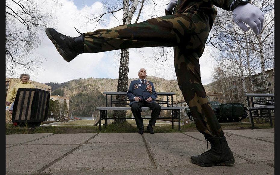 Alexei Samokhin (centre), a 90-year-old World War II veteran and companion of the Order of Glory, wa