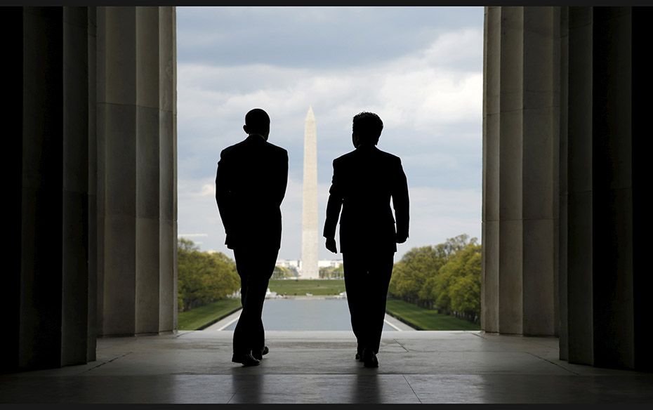 US President Barack Obama (left) and Japanese Prime Minister Shinzō Abe visit the Lincoln Memorial 