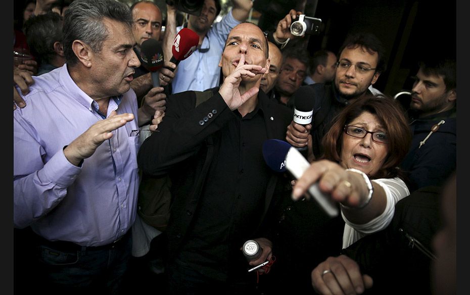 Greek Finance Minister Yanis Varoufakis (centre) gestures to tax officers (not pictured) demonstrati