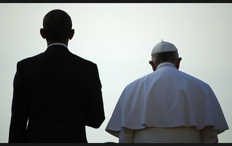 US President Barack Obama (left) stands with Pope Francis during a welcome ceremony for the pope at 