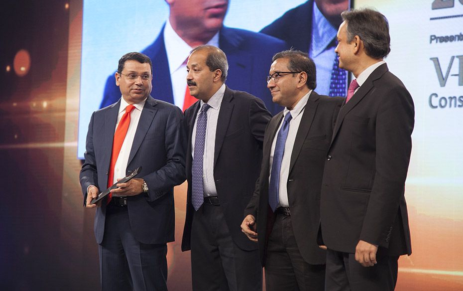 Uday Shankar, CEO of Star India Pvt Ltd (extreme left) receives the Best CEO–MNC award from Sa